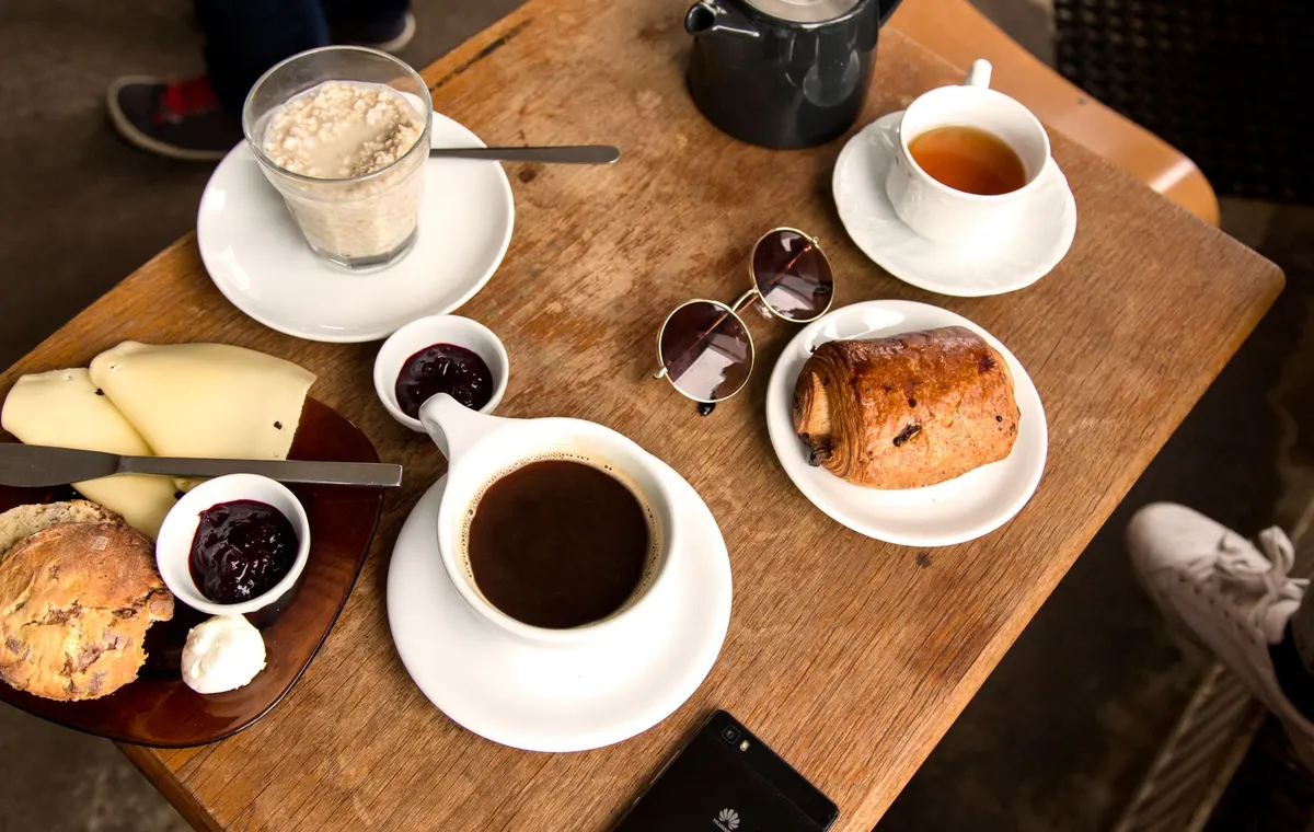 Table de brunch parisien gourmand