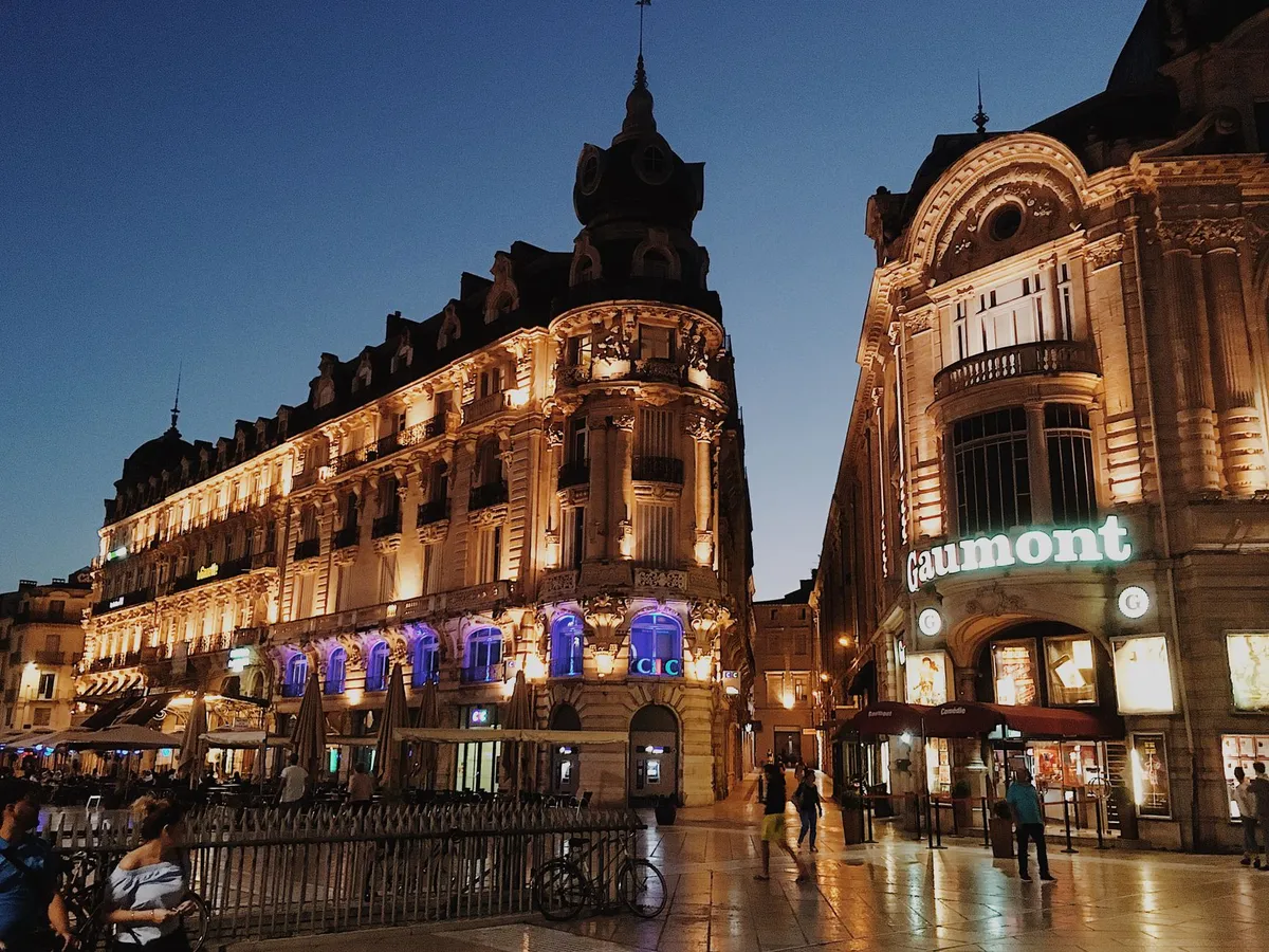 Place de la Comédie à Montpellier illuminée à la tombée de la nuit